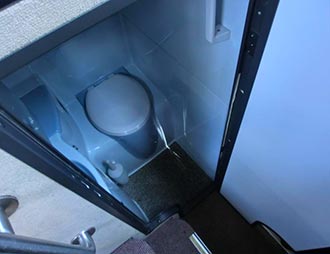 Vermietung von Reisebussen mit einer Toilette